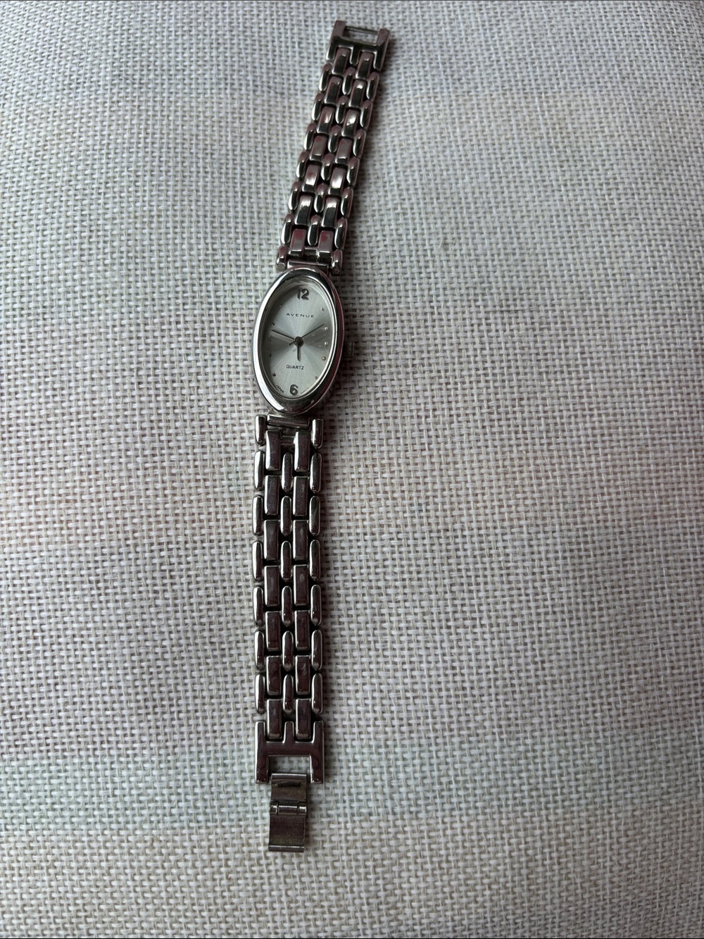 Avenue Classic Silver Toned Oval Dial Bracelet Watch - Untested